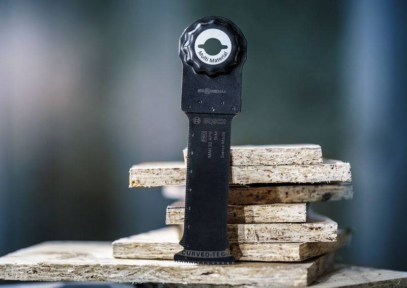 Werkzeug für Holzarbeiten auf gestapelten Holzstücken, fokussiert auf funktionales Design.