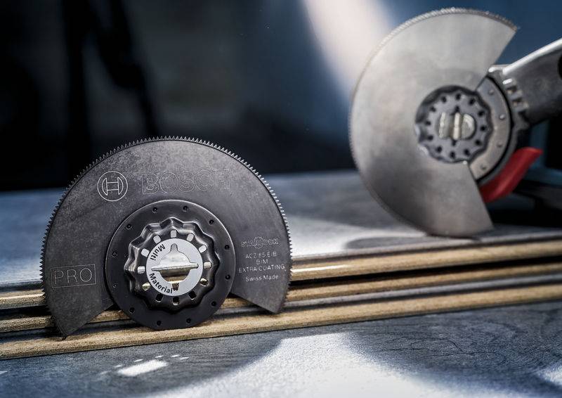 Zwei Kreissägenblätter auf einem Tisch; das linke zeigt eine Nahaufnahme. Beide haben Zähne und ein zentrales Befestigungselement.