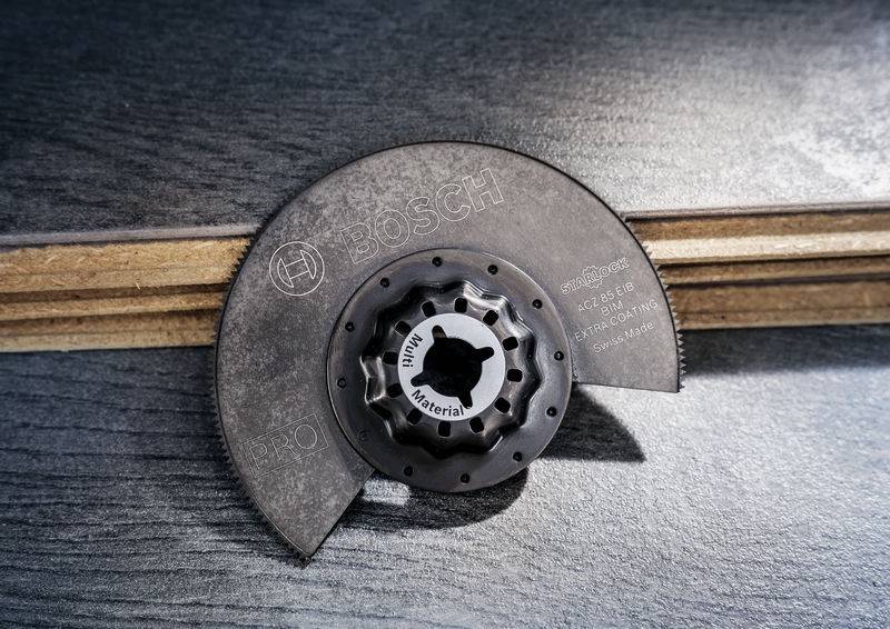 Kreissägeblatt von Bosch liegt auf Holzbrettern, diagonal ausgerichtet. Oberflächenstruktur des Blatts und Marke erkennbar.