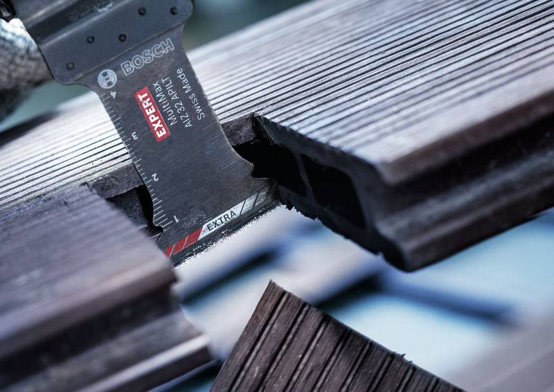 Nahaufnahme eines Sägeblatts schneidet Holzplanken. Das Sägeblatt ist mit 'EXPERT' gekennzeichnet und gehört zu einem Bosch-Werkzeug.