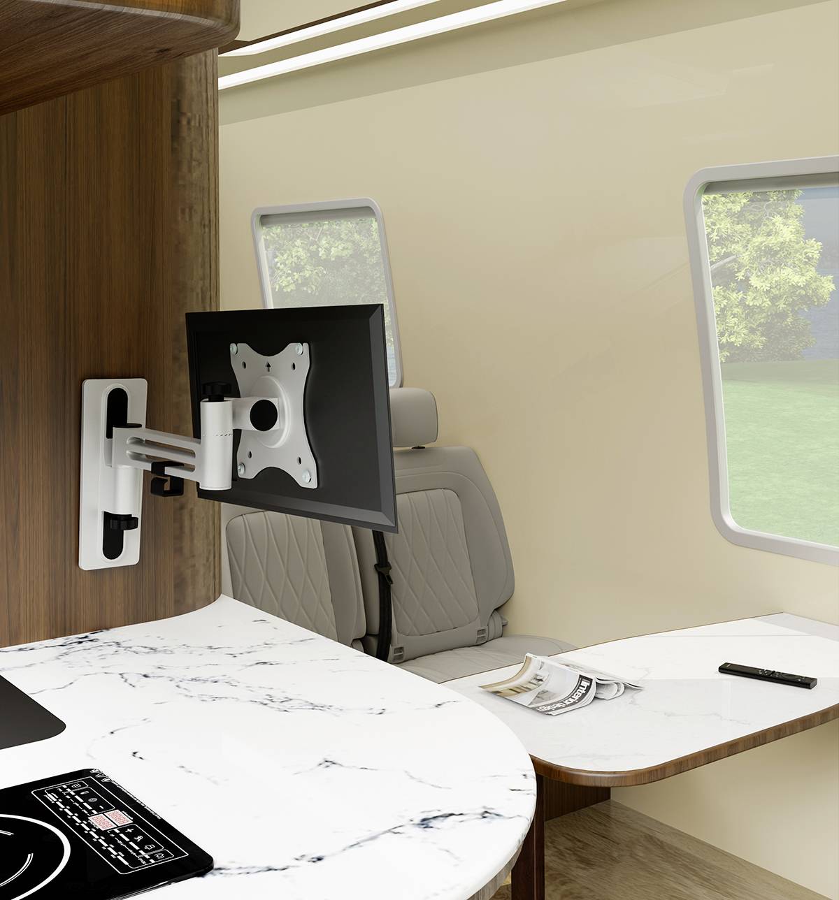 Innenraum eines Wohnmobils mit modernem Design. Ein Tisch mit Marmoreffekt und eine Wandhalterung für einen Monitor sind sichtbar.