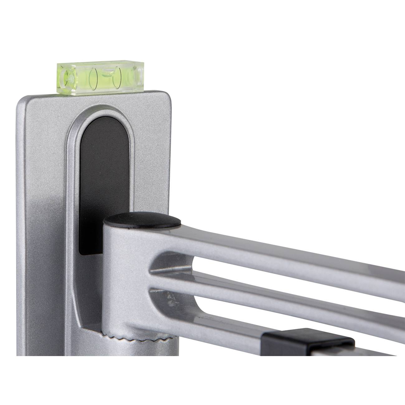 Eine Wasserwaage, die auf einem silbernen Metallarm befestigt ist, zeigt an, dass die Oberfläche horizontal ausgerichtet ist.