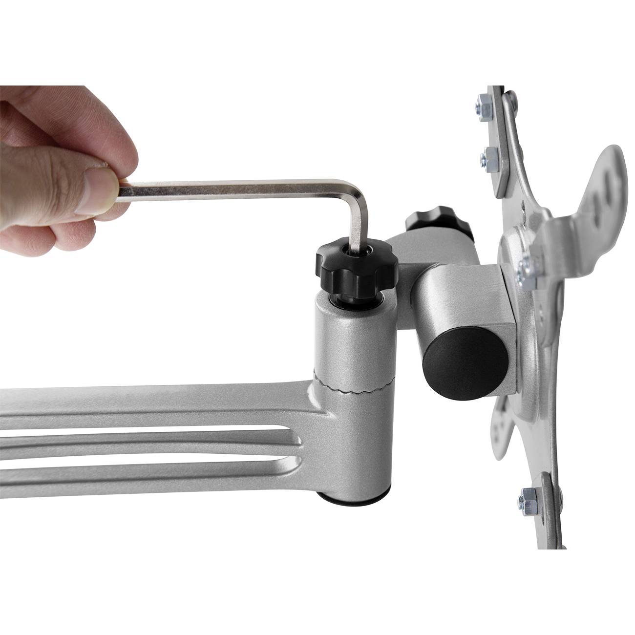 Eine Hand zieht eine Schraube mit einem Inbusschlüssel an einem silbernen Schwenkarm fest, der an einer Monitorhalterung befestigt ist.