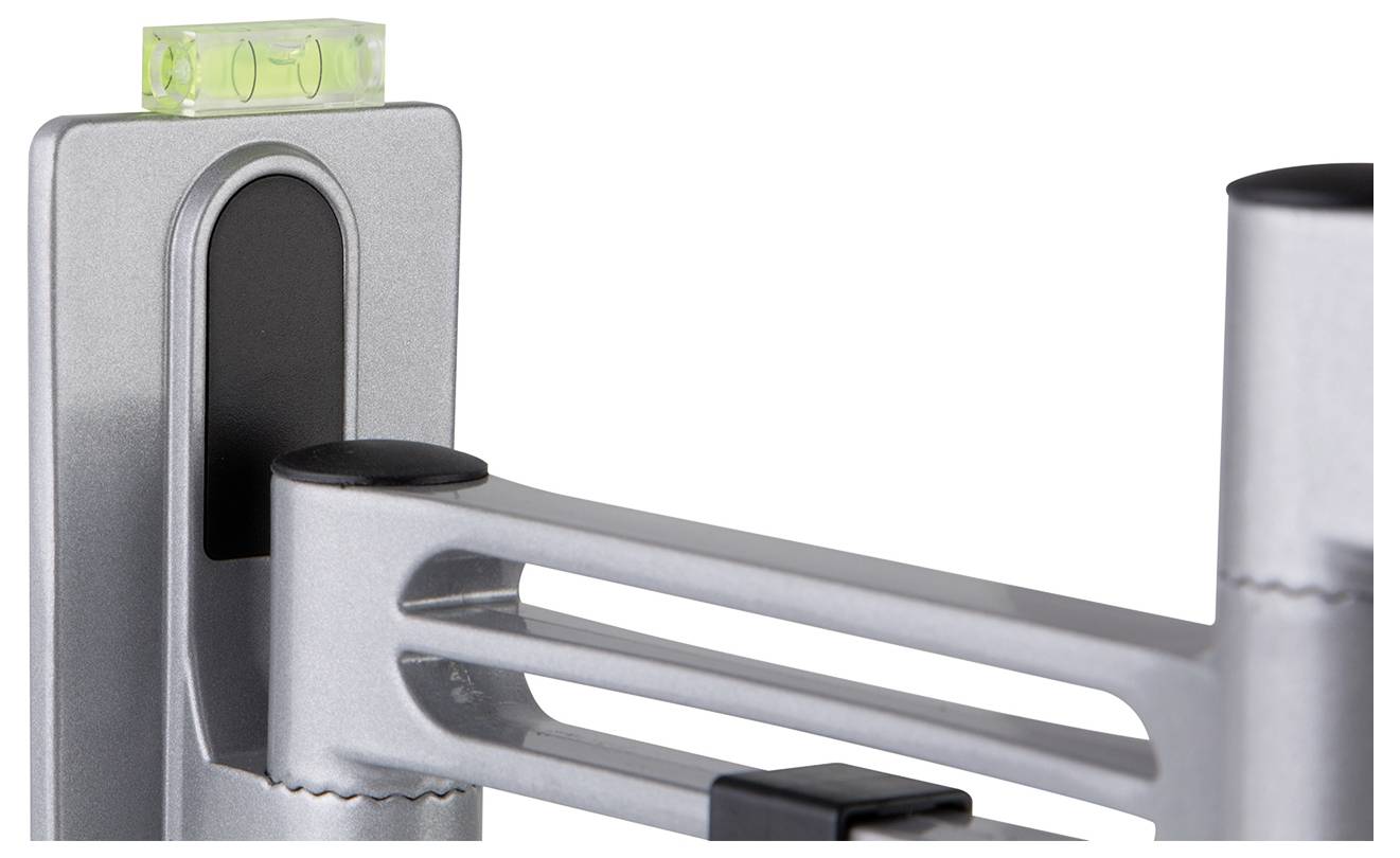 Eine metallene Wasserwaage, befestigt an einem vertikalen Arm eines Silbergeräts, zeigt präzise horizontale Ausrichtung an.