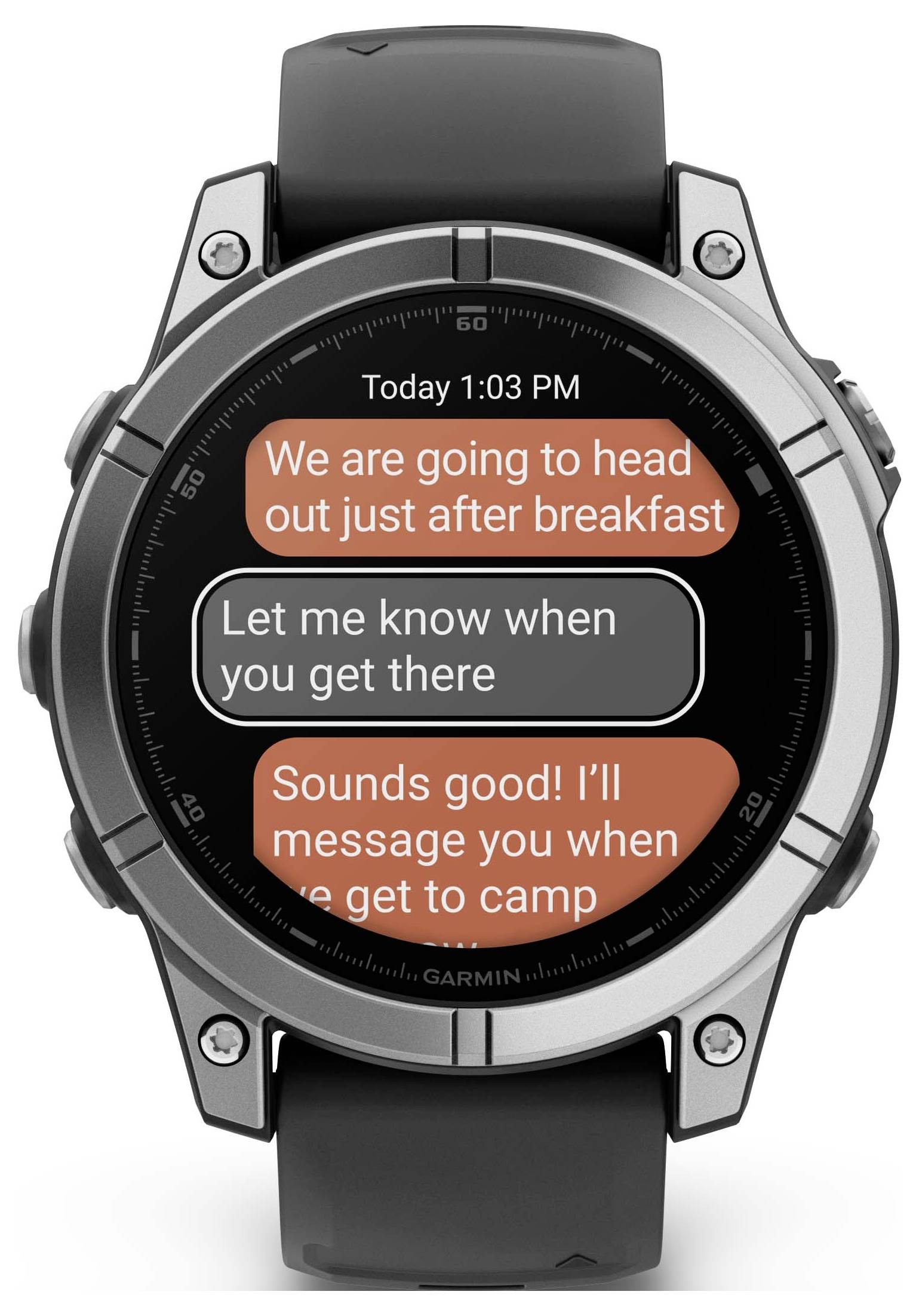 Eine Smartwatch zeigt eine Unterhaltung mit Nachrichten: 'We are going to head out just after breakfast', 'Let me know when you get there', 'Sounds good! I'll message you when we get to camp.'