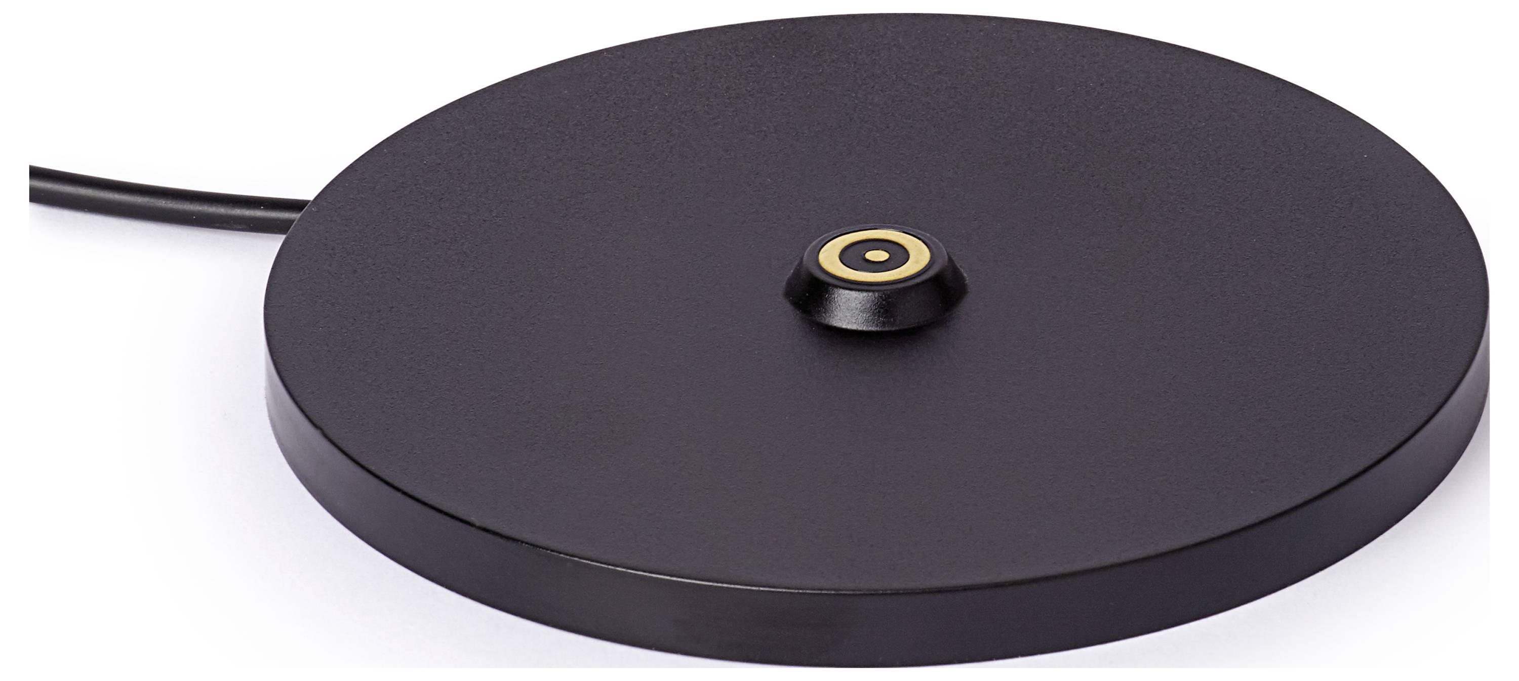 Eine schwarze, runde Ladestation mit zentralem Anschlusspunkt und Kabel an der Seite. Ideal zum kabellosen Aufladen von Geräten.