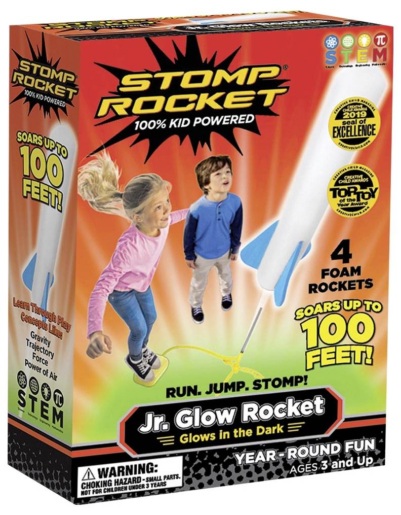 'Stomp Rocket Jr. Glow Rocket' Spielzeugpaket zeigt zwei spielende Kinder und eine Rakete. Enthält 4 Schaumstoffraketen, leuchtet im Dunkeln. Geeignet ab 3 Jahren.