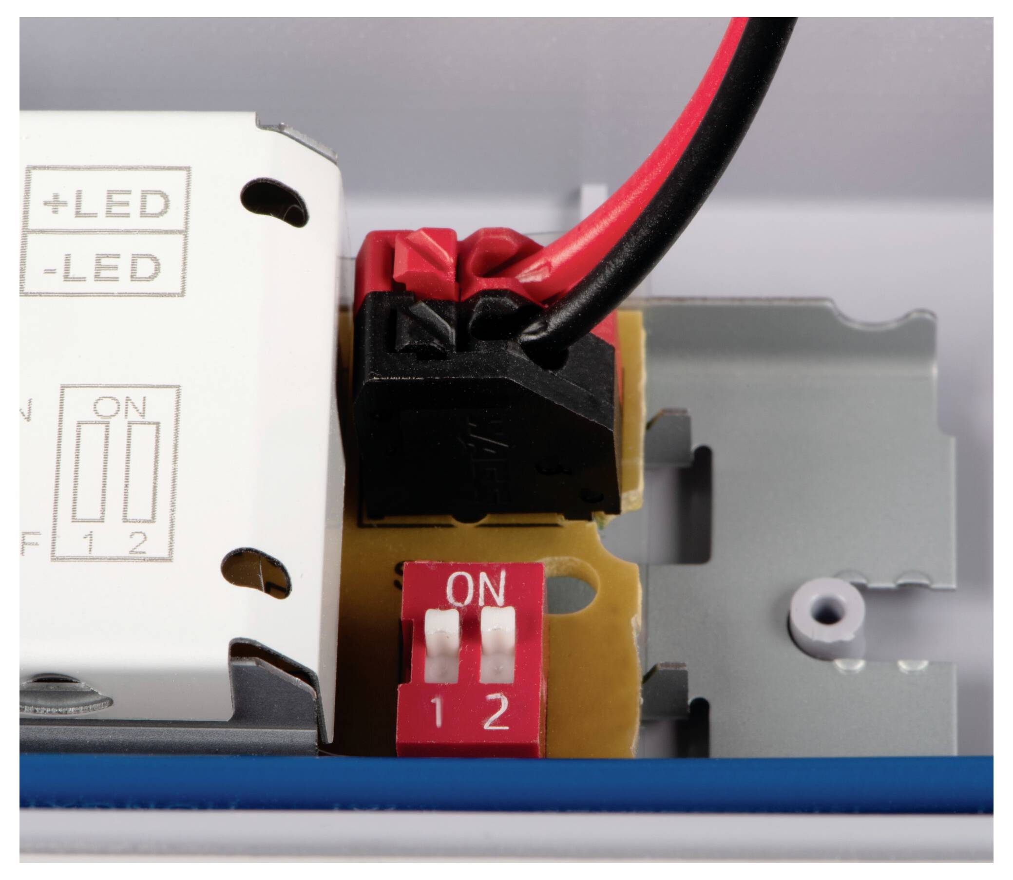 Ein elektrischer Schaltkreis mit Kabeln und Schalter, der auf 'ON' und '1' eingestellt ist.