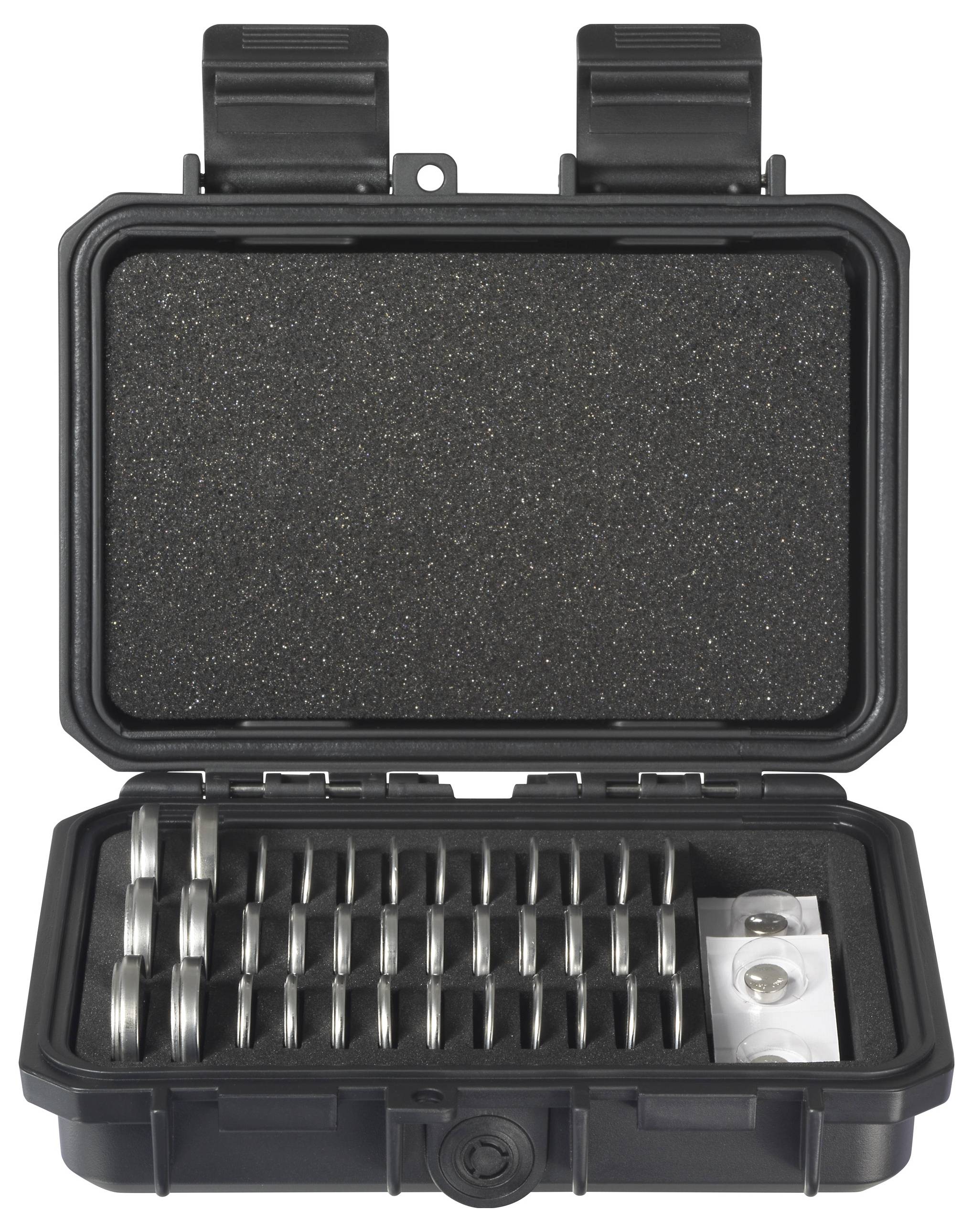 Eine geöffnete, schwarze Schutzkiste zeigt geordnete, runde Metallgegenstände und ein kleines, weißes Tütchen mit zwei Knopfbatterien.