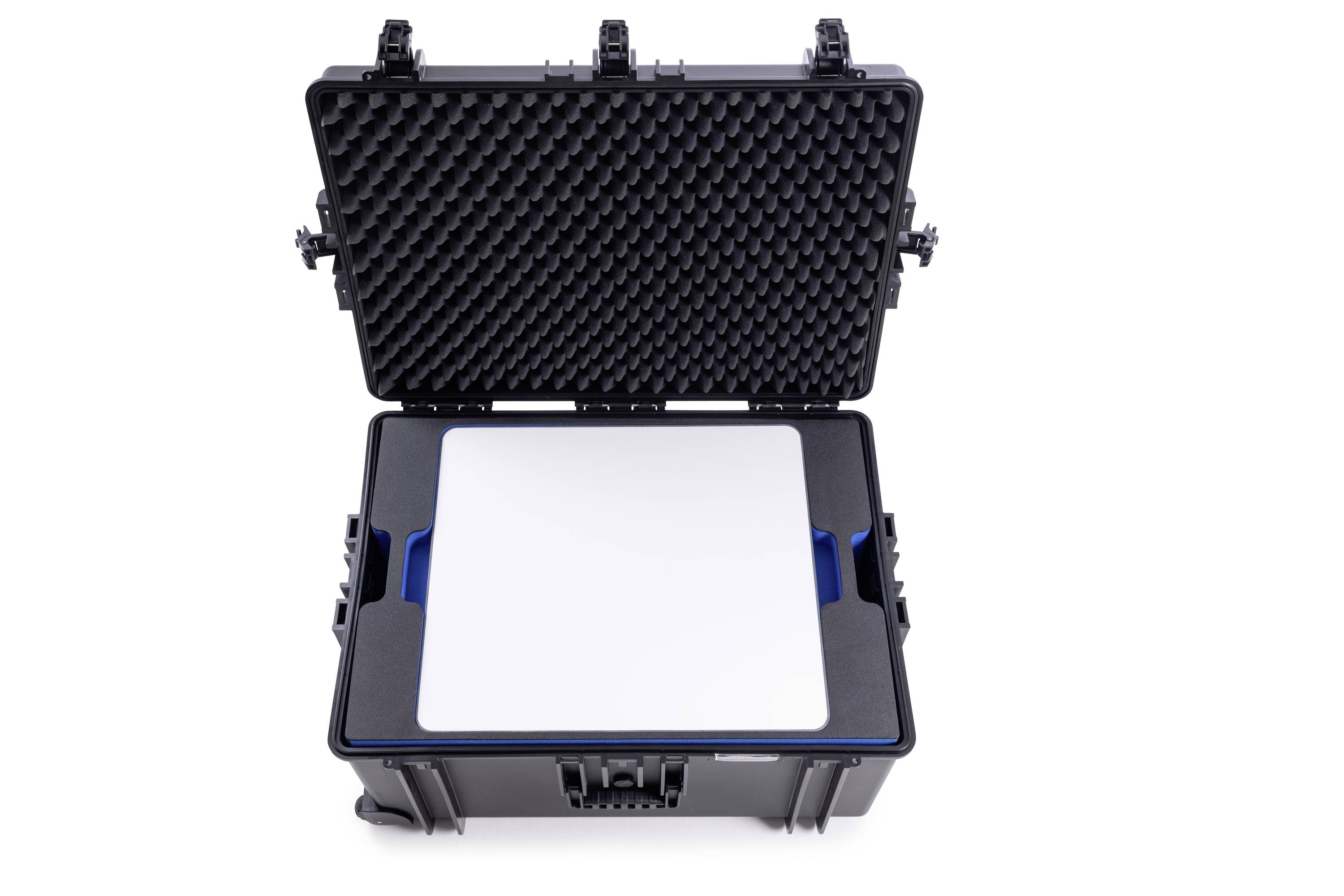 Offener schwarzer Schutzkoffer mit Schaumstoffpolsterung, der einen rechteckigen weißen Gegenstand enthält.