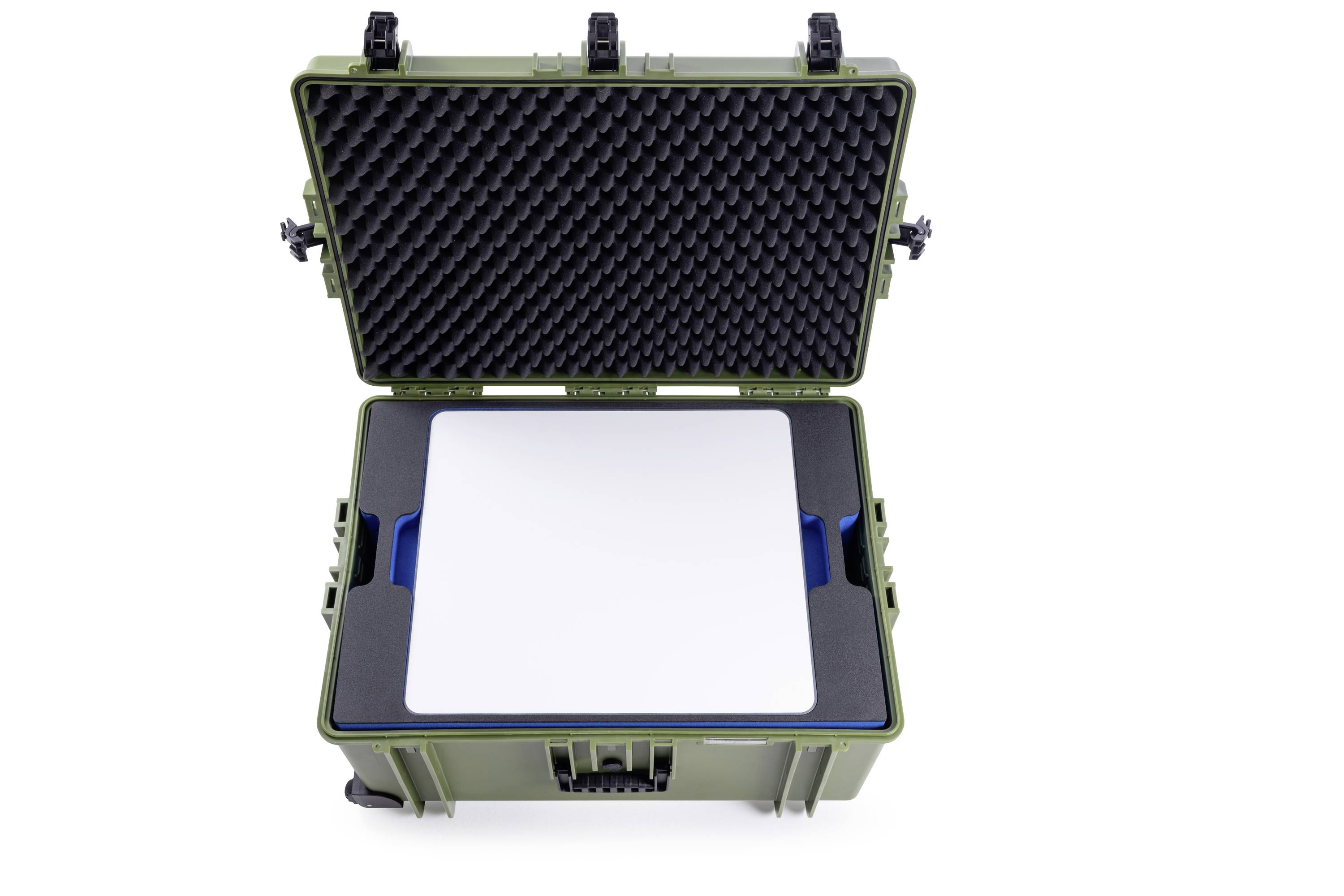 Geöffneter grüner Hartschalenkoffer mit Schaumstoffeinlage. Darin liegt ein rechteckiges, weißes Gerät oder Objekteinsatz.