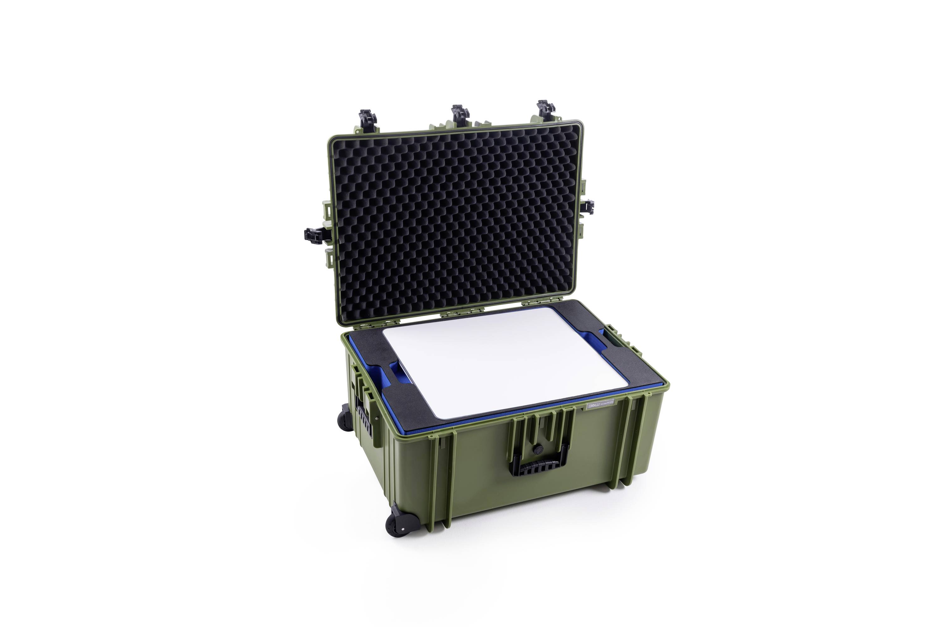 Ein offener, robuster grüner Koffer, innen mit Schaumstoff gepolstert. Eignet sich für den sicheren Transport empfindlicher Gegenstände.