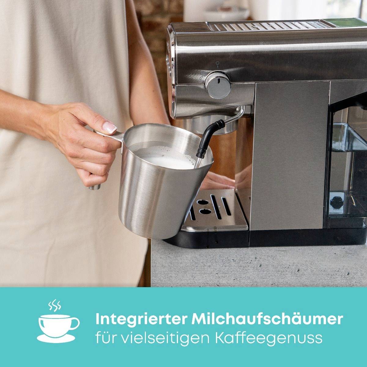 Person schäumt Milch mit integriertem Milchaufschäumer einer Kaffeemaschine auf; Text: Integrierter Milchaufschäumer für vielseitigen Kaffeegenuss.