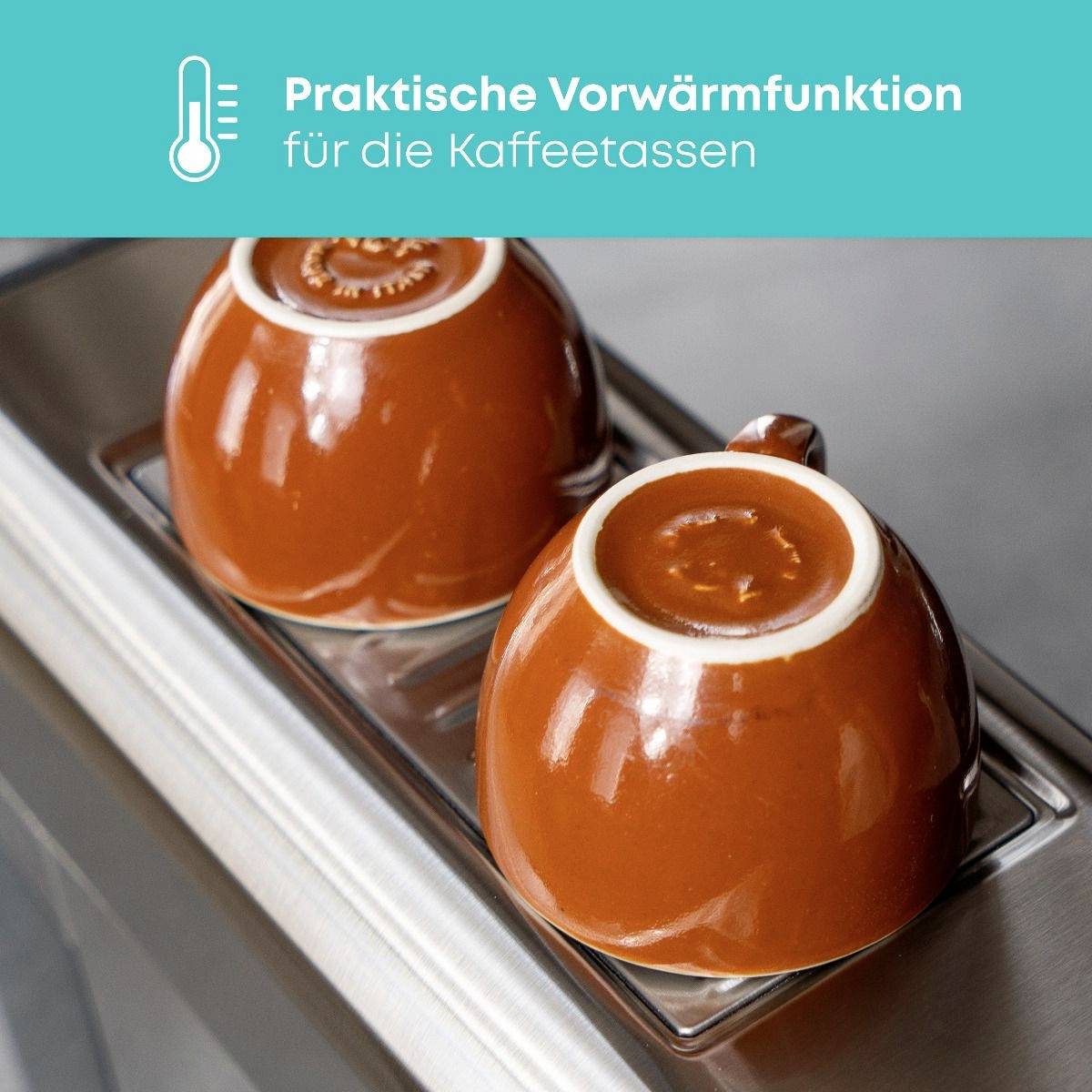 Zwei braune Kaffeetassen auf einem Vorwärmer. Text im Bild: 'Praktische Vorwärmfunktion für die Kaffeetassen'.