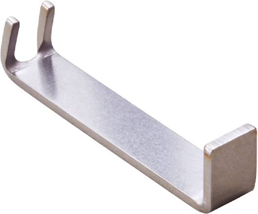 Ein silberfarbener Metallhaken vor schwarzem Hintergrund, zeigt einen rechten Winkel und eine leicht gekrümmte Spitze am oberen Ende.