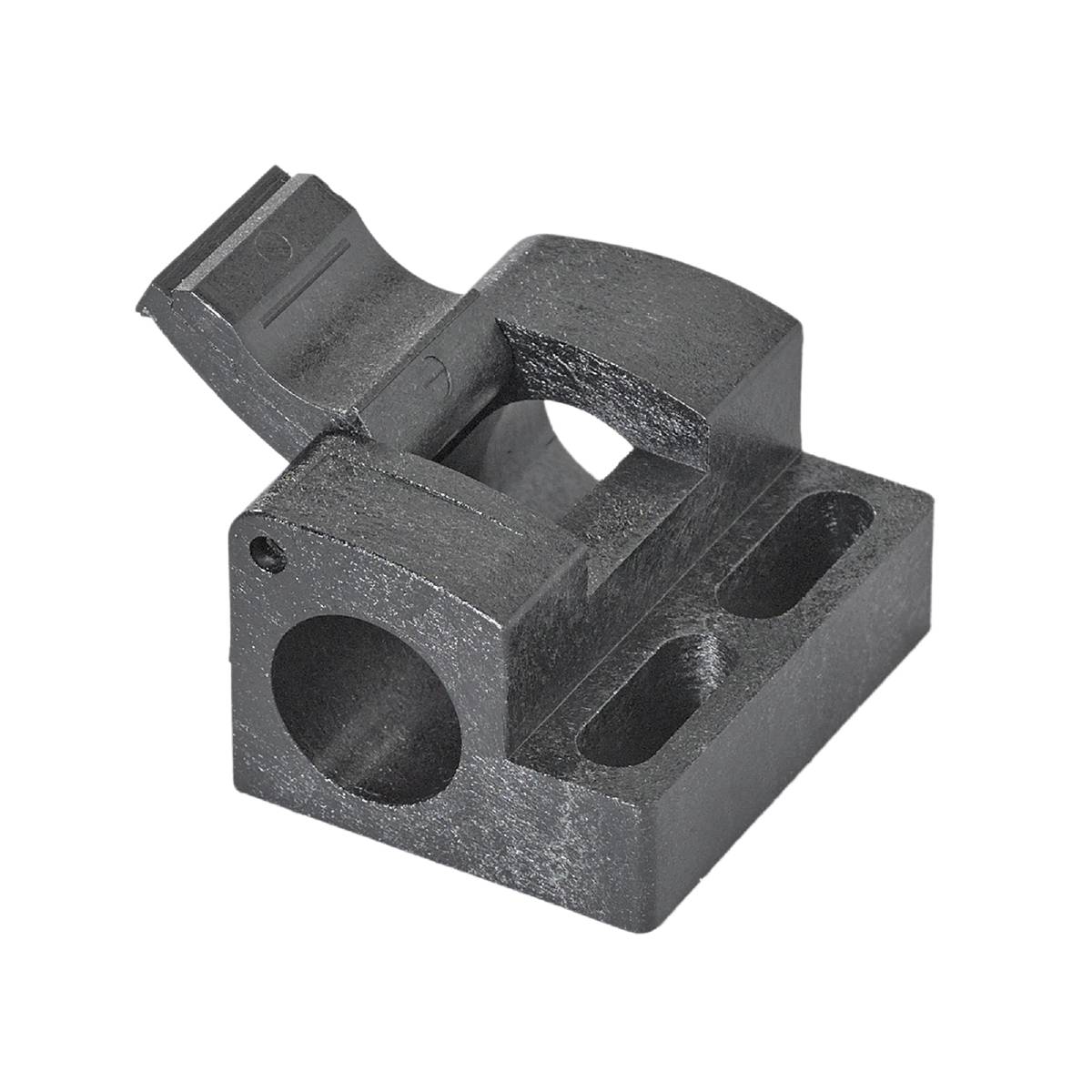 Ein kubusförmiges, schwarzes Metallteil mit Bohrung und gebogenem Element, möglicherweise ein Maschinenteil oder Befestigungselement.