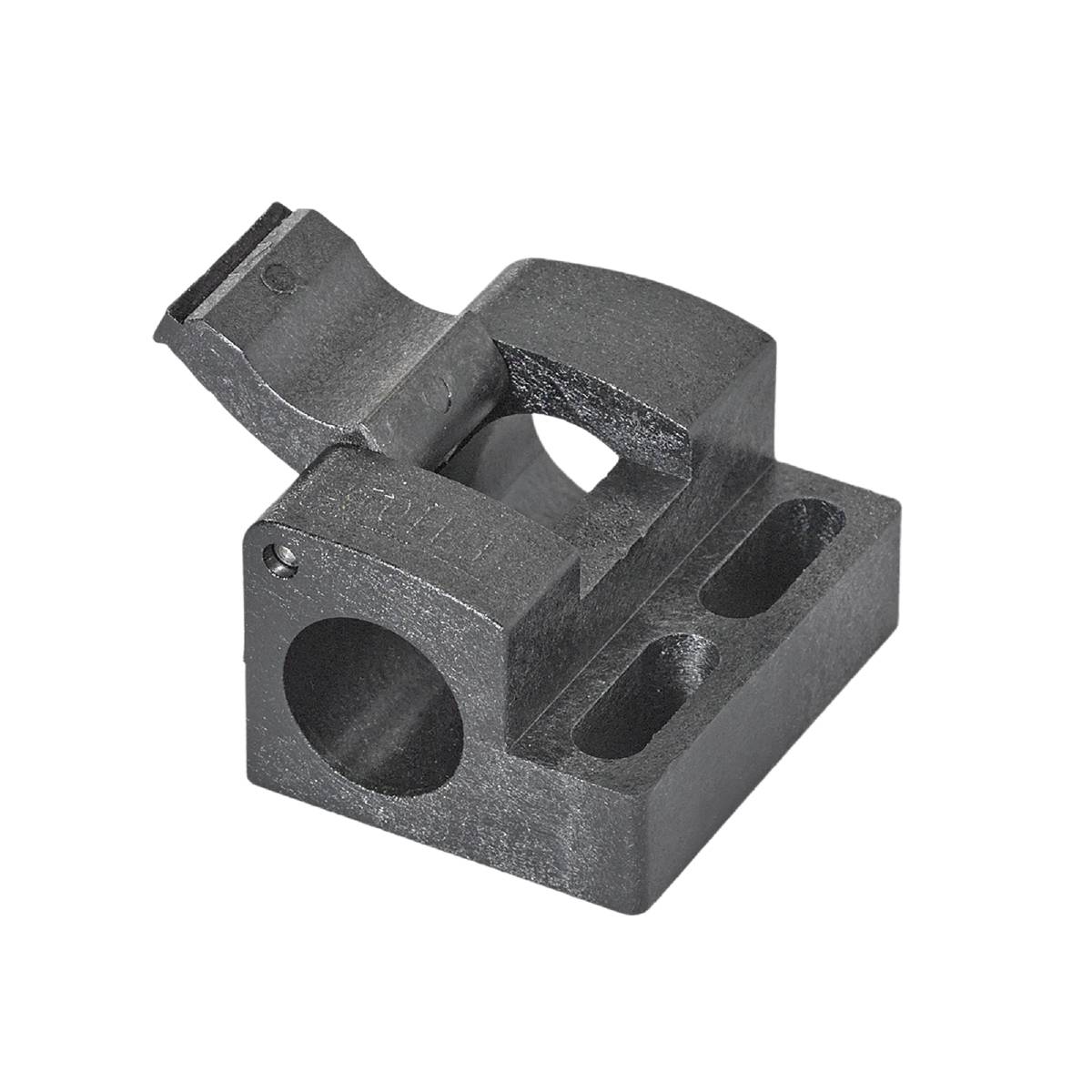 Ein metallisches Maschinenteil mit rechteckiger Basis und einer zylindrischen Öffnung, auf schwarzem Hintergrund dargestellt.