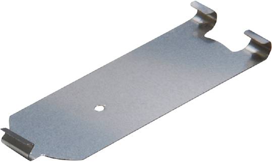 Ein flacher, rechteckiger Metallgegenstand mit einer gebogenen Kante und einem einzelnen Loch in der Mitte vor schwarzem Hintergrund.
