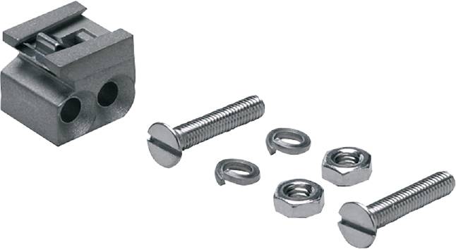 Ein Schraubensatz mit Bolzen, Unterlegscheiben und Muttern vor schwarzem Hintergrund. Links ein Teil eines Metallblocks.