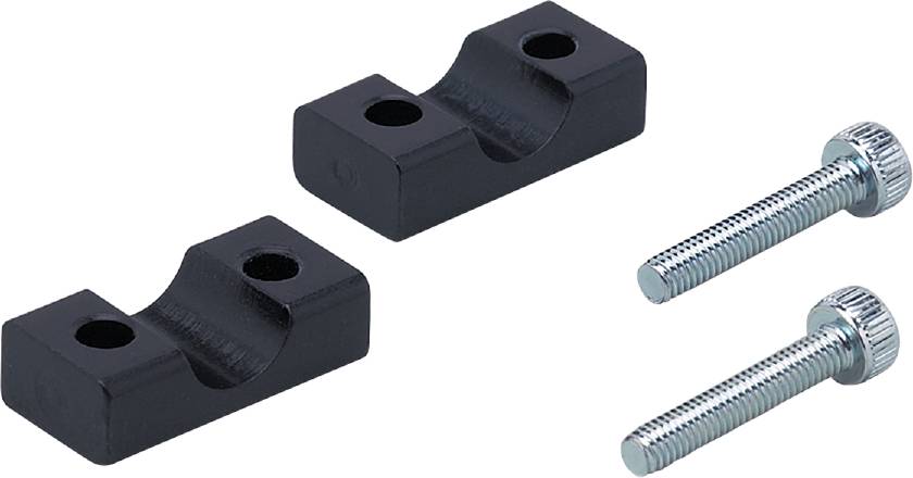 Zwei schwarze metallische Halterungen mit jeweils zwei Schraubenlöchern und zwei silbernen Schrauben auf dunklem Hintergrund.