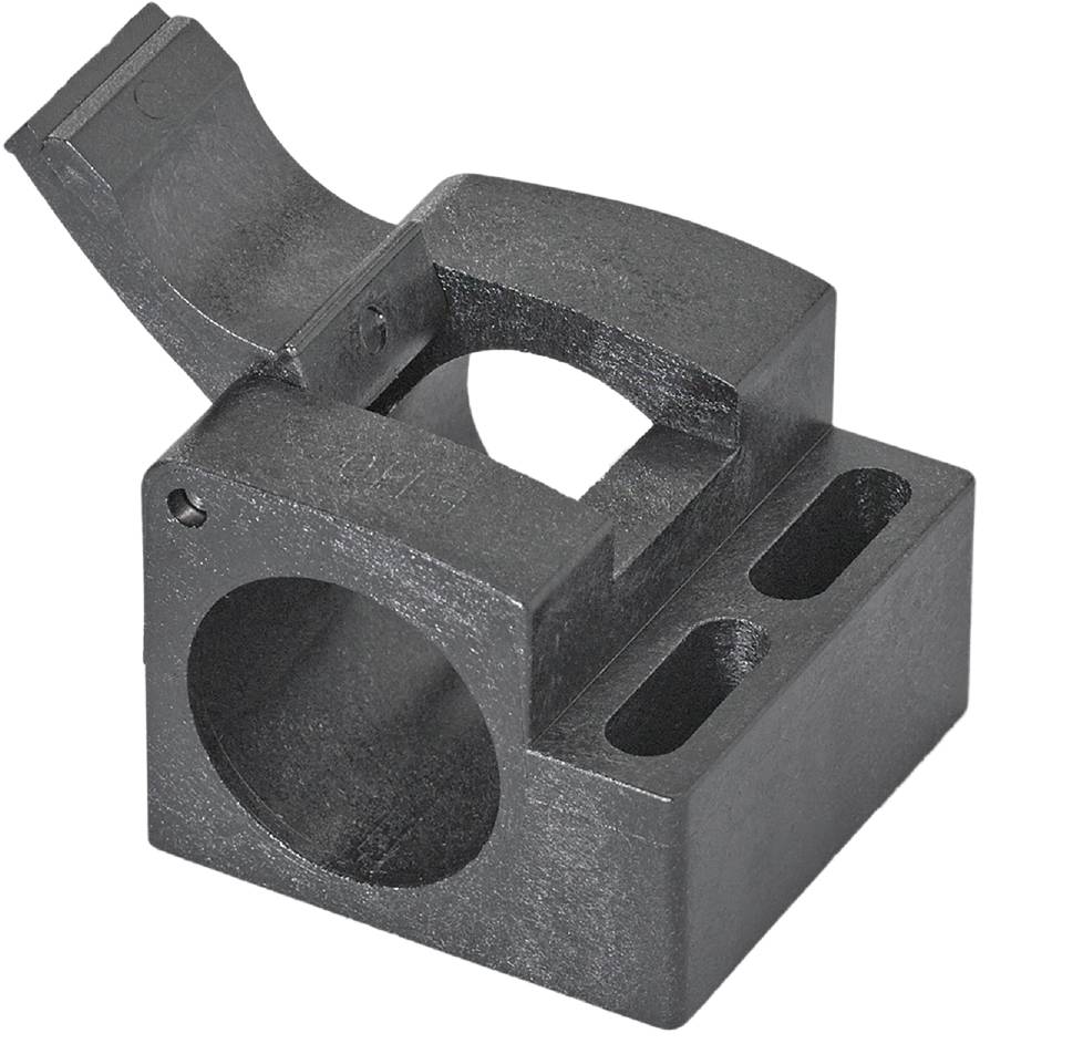 Ein graues Metallteil mit einer großen runden Öffnung und zwei rechteckigen Schlitzen, möglicherweise Teil eines mechanischen Geräts.