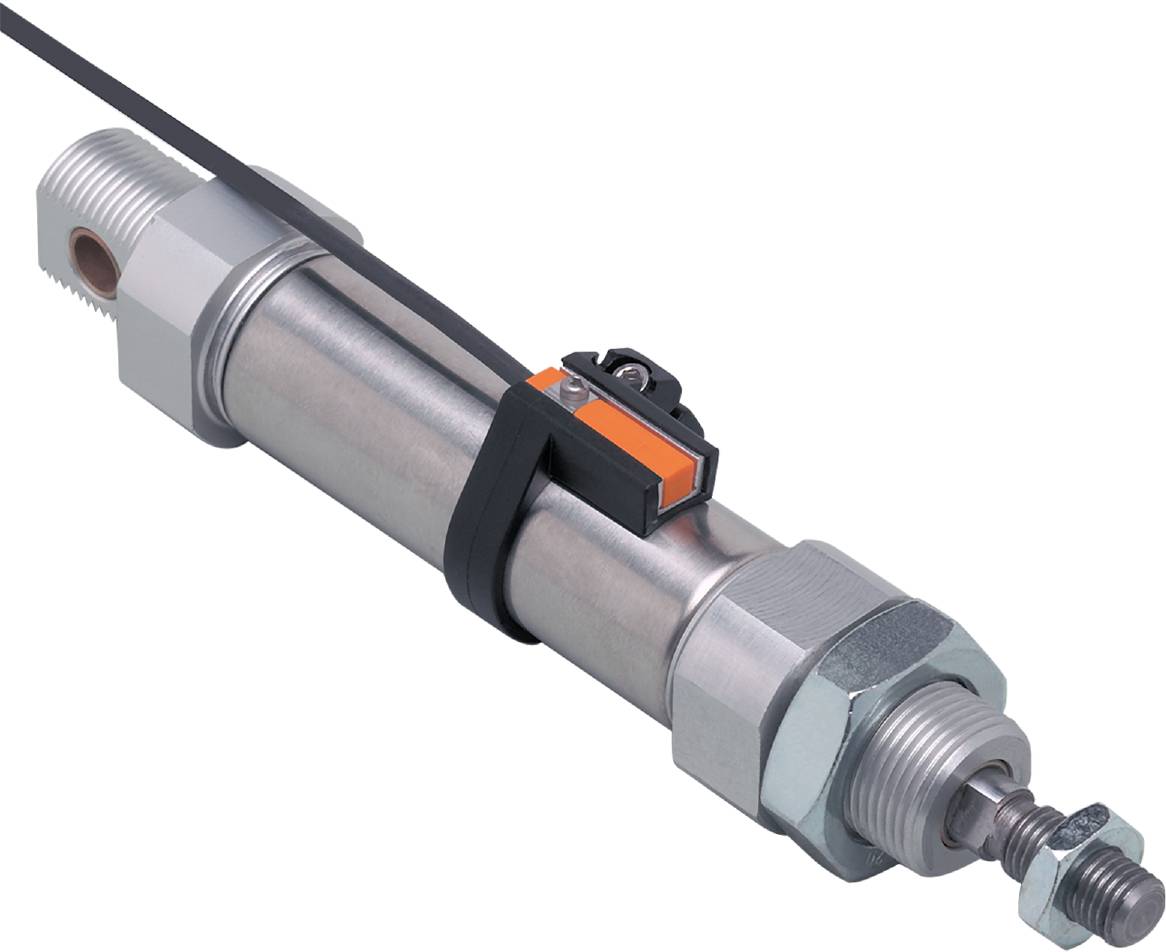 Ein silberner Zylindersensor auf schwarzem Hintergrund, mit einem schwarzen und orangefarbenen Halter befestigt. Industrielles Design.