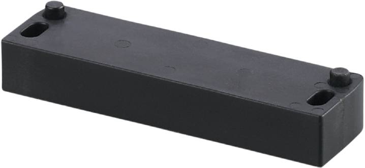 Schwarzes Metallobjekt in rechteckiger Form mit mehreren eingekerbten Kreisen an der Oberfläche.