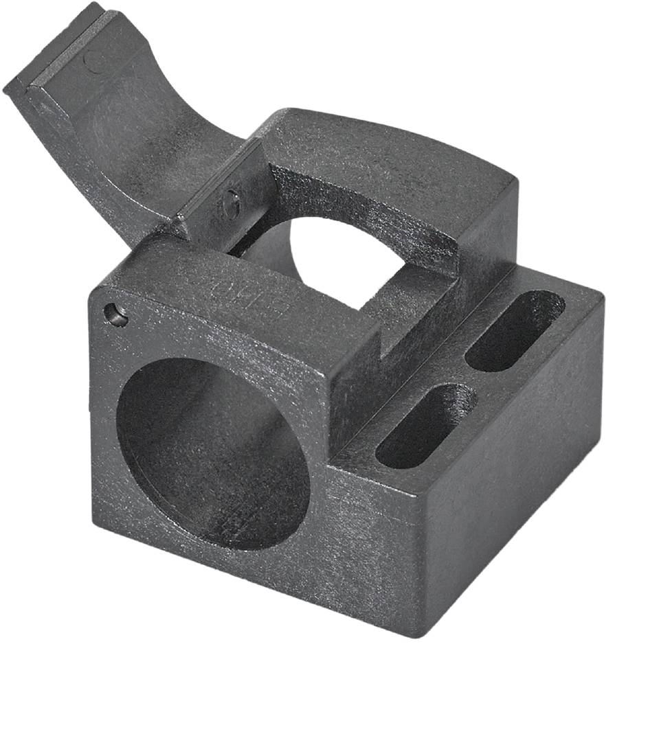 Ein metallischer, industrieller Maschinenbauteil mit mehreren Öffnungen und einer abgewinkelten Halterung, vor schwarzem Hintergrund.