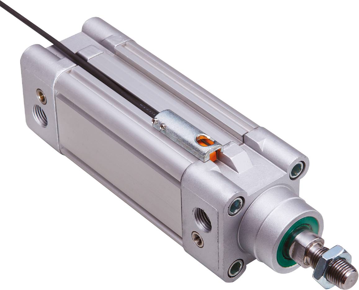 Silberner pneumatischer Zylinder mit schwarzem Sensor oben, platziert auf schwarzem Hintergrund.