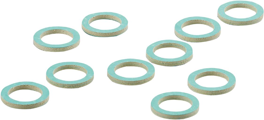 Mehrere grüne Dichtungsringe aus Gummi, die auf einer weißen Fläche verteilt liegen.