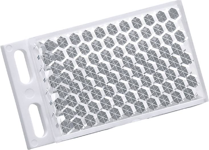 Ein rechteckiges strukturiertes Panel aus reflektierendem Material mit hexagonalen Mustern, das möglicherweise zur Lichtreflexion dient.