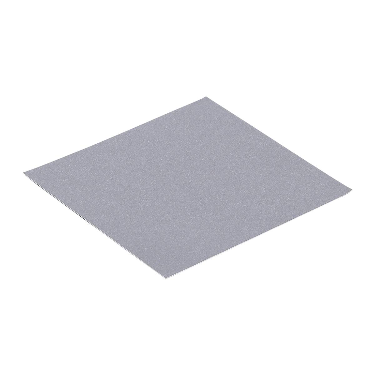 Ein quadratisches, graues Stück Sandpapier auf schwarzem Hintergrund.