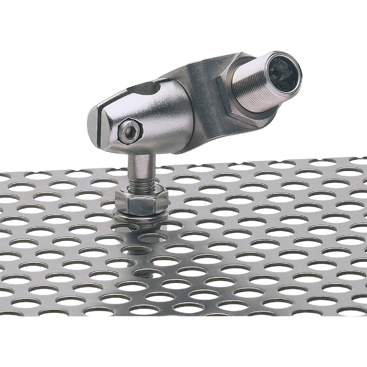 Ein flexibles Montageteil aus Metall ist an einer perforierten Platte befestigt. Es ermöglicht verschiedene Neigungswinkel.
