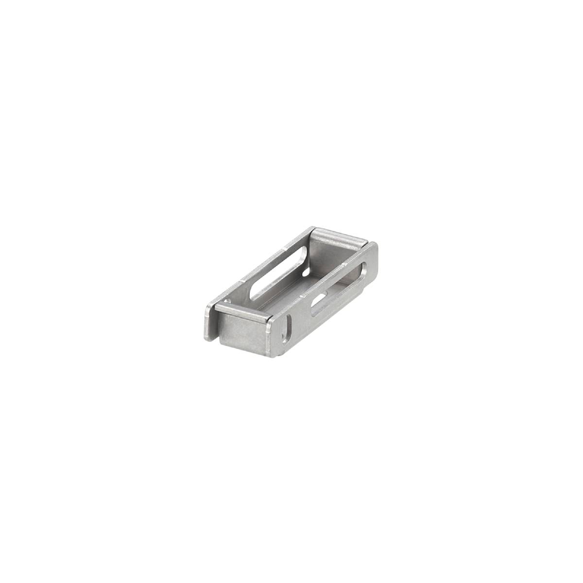 Ein rechteckiger, silberner Metallclip vor schwarzem Hintergrund.