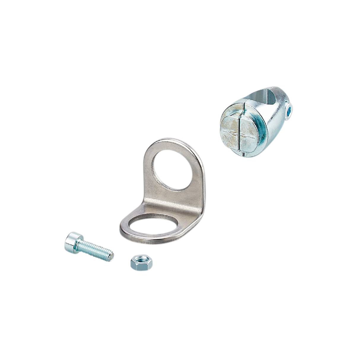 Kleines Metallwerkzeug-Set bestehend aus Klemmschelle, Schraube und Mutter auf schwarzem Hintergrund.