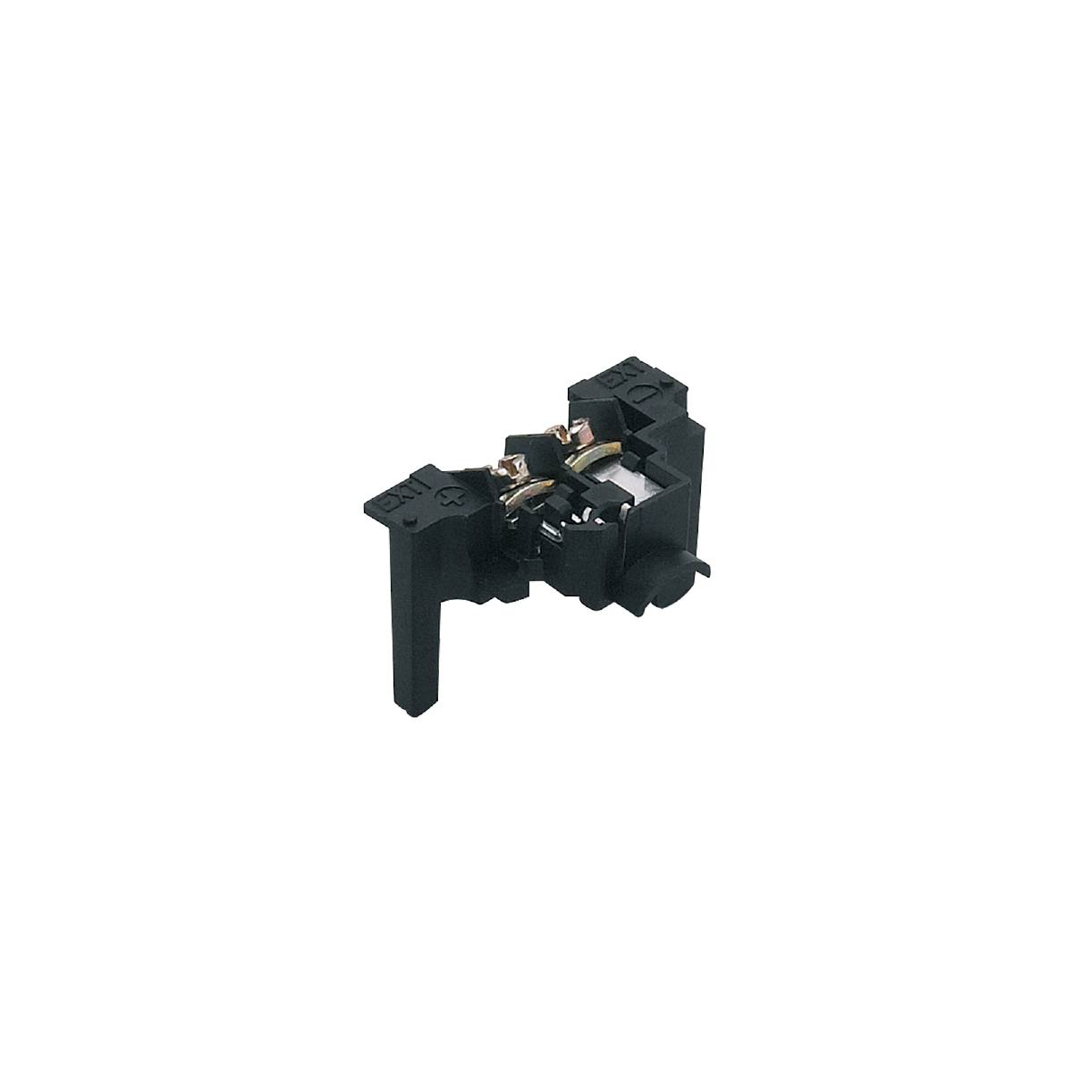 Schwarzes mechanisches Bauteil mit Metallkontakten auf schwarzem Hintergrund, möglicherweise ein elektronisches Anschlussteil.