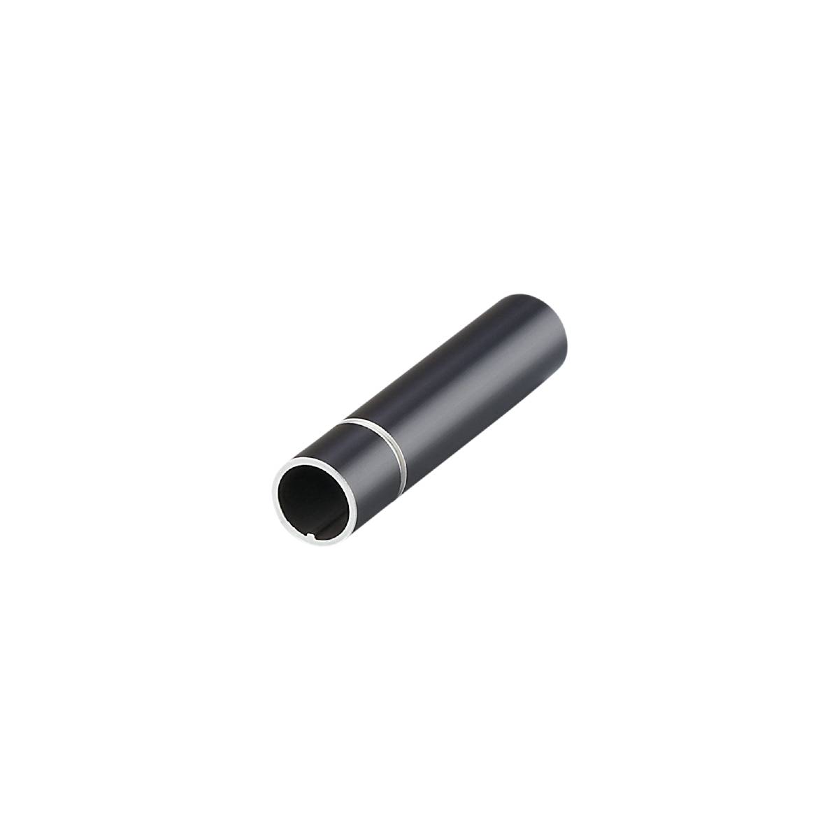 Ein schwarzes Rohr mit metallischen Enden liegt diagonal auf schwarzem Hintergrund.