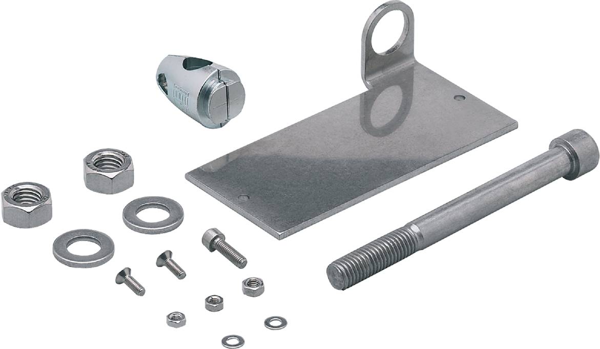 Verschiedene Metallteile inklusive Schrauben und Muttern in unterschiedlichen Formen und Größen, ausgelegt auf einer weißen Fläche.