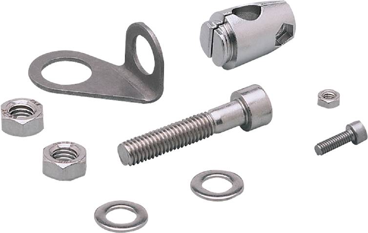 Verschiedene Metallbefestigungselemente, darunter Schrauben, Muttern und Scheiben, auf weißem Hintergrund.