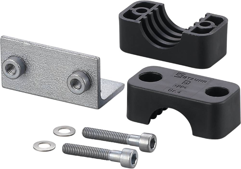Verschiedene Metallteile und Schrauben liegen auf einer weißen Fläche. Ein Winkelstück, eine halbe Rohrschelle und Schrauben sind sichtbar.