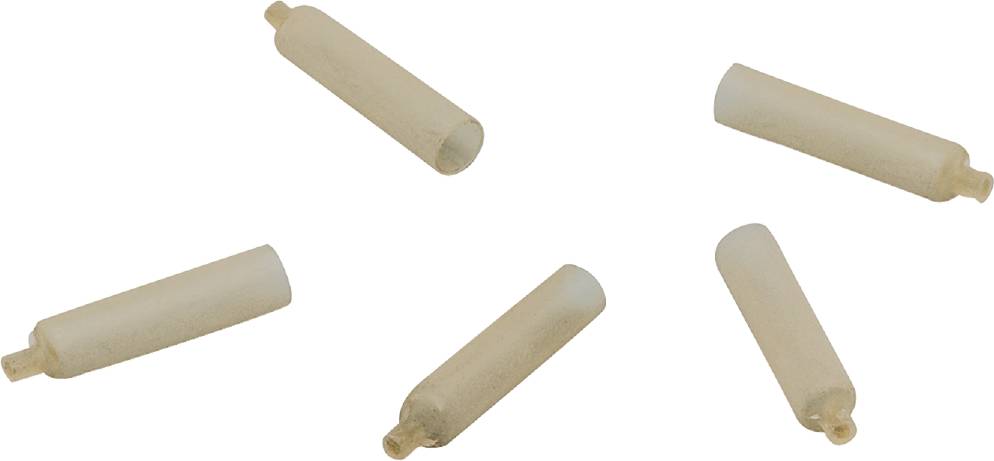 Vier leere, beige, zylinderförmige Objekte auf weißem Hintergrund, gleichmäßig angeordnet.
