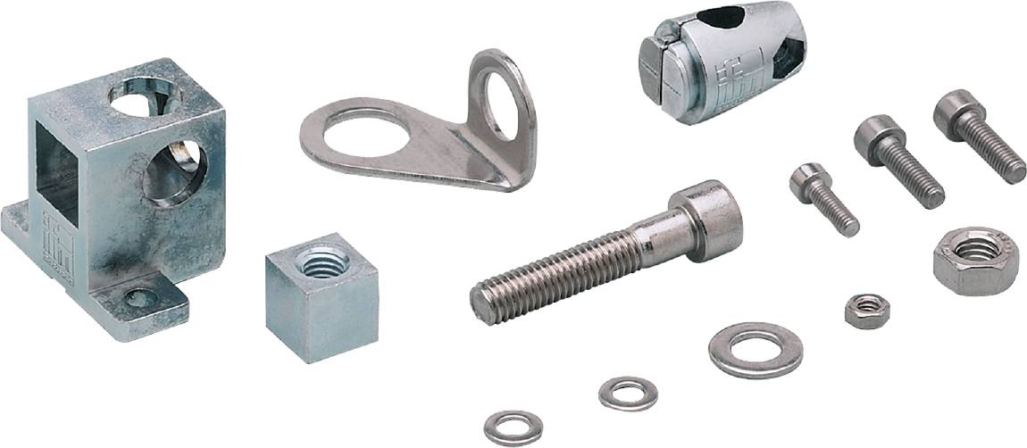 Metallteile: Ein Flachwinkel, ein Mutternblock, eine Sechskantschraube und Unterlegscheiben auf weißem Hintergrund.