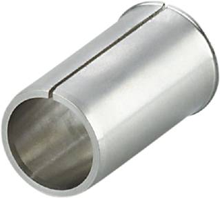 Metall-Rundhülse mit Längsschlitz, silbrig glänzend, zeigt mechanische Bearbeitung und Präzisionsdesign.