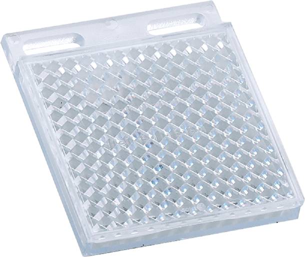 Eine reflektierende quadratische Platte mit einem rautenförmigen Muster, das Licht zurückwirft. Hauptsächlich aus transparentem Material.