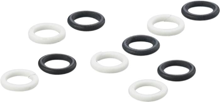 Schwarze und weiße O-Ringe aus Gummi, verstreut auf weißem Hintergrund.