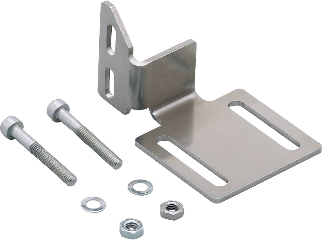 Metallwinkelhalterung mit Schrauben und Muttern auf weißem Hintergrund. Sie wird zum Befestigen von Objekten an Wänden verwendet.