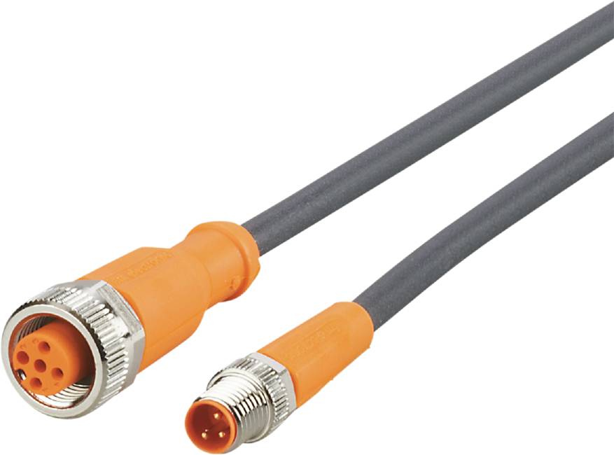 Zwei orangefarbene elektrische Kabel mit Metallsteckern. Adapter auf beiden Enden. Hintergrund schlicht weiß.