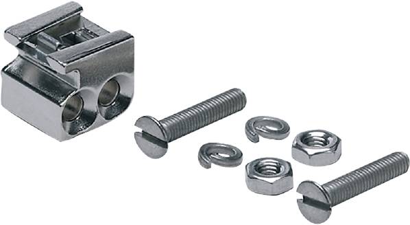 Metallschraube mit passenden Unterlegscheiben, Muttern und einem Metallwinkel vor weißem Hintergrund. Wesentliche Komponenten eines Befestigungssets.