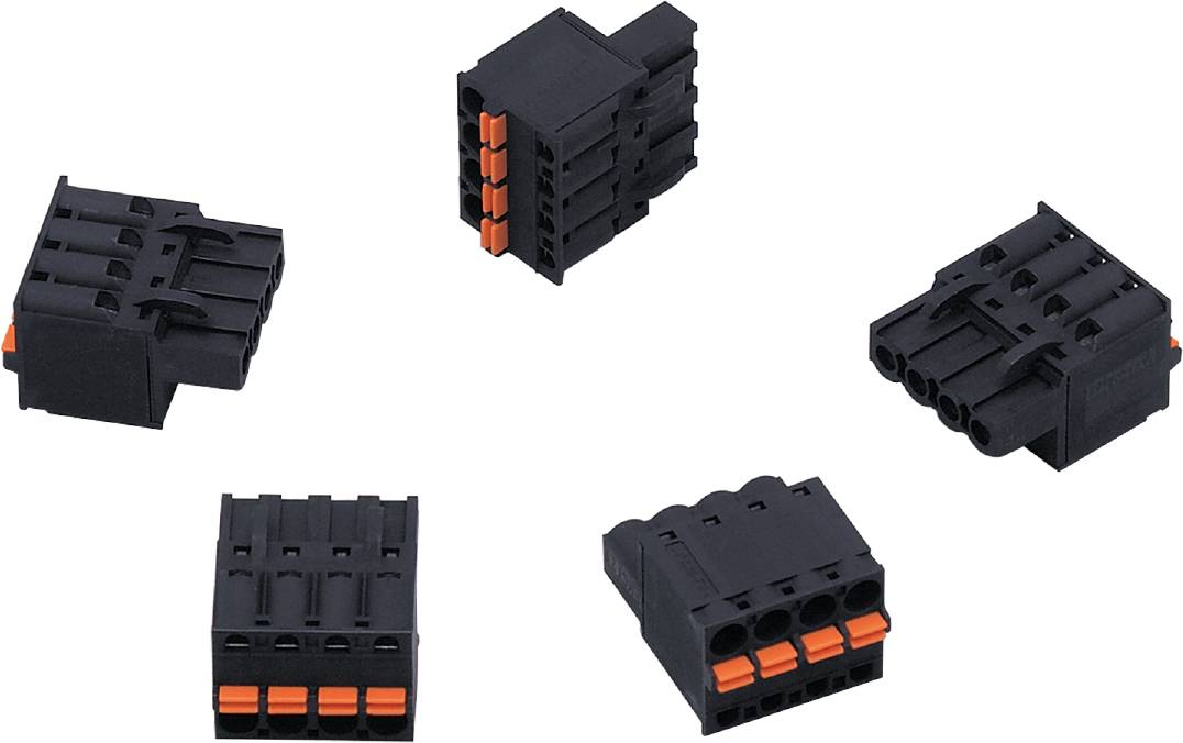 Mehrere schwarze elektrische Steckverbinder mit orangefarbenen Anschlüssen, verteilt auf weißem Hintergrund. Hauptsächlich für Verdrahtung genutzt.