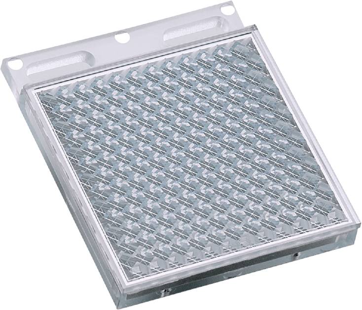 Ein quadratischer Glasbaustein mit strukturiertem Muster und silbernem Rahmen zeigt dekoratives Design und Lichtbrechungseffekte.